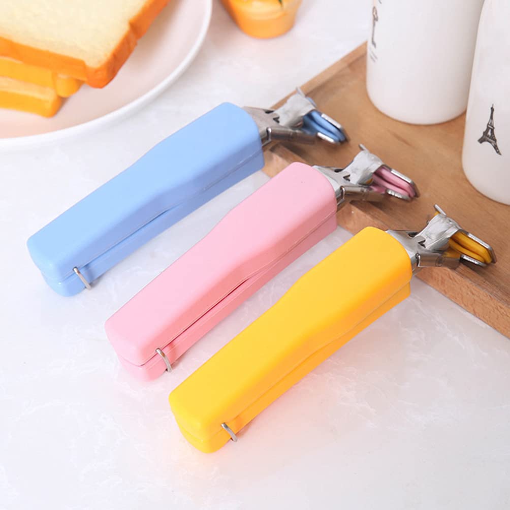 Stainless steel dish gripper clips, perfect for handling hot plates and bowls in the kitchen. Stainless steel dish gripper clips, perfect for handling hot plates and bowls in the kitchen.